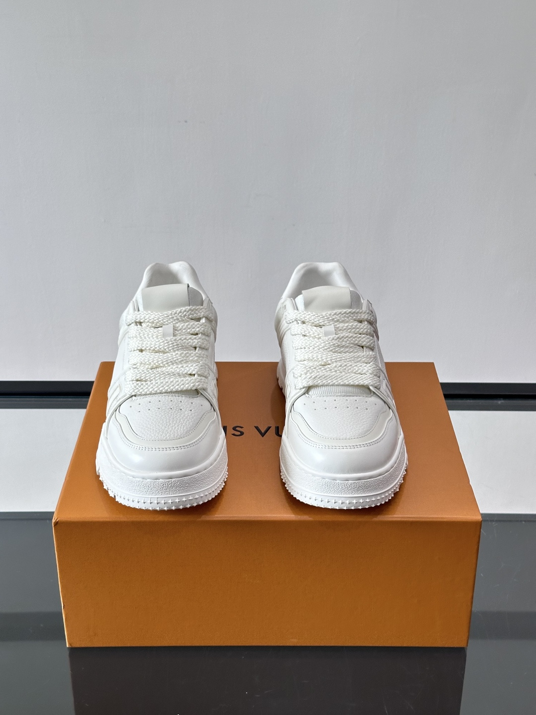 LV🫏家🏠男士拼色运动鞋，简约又有活力，鞋面采用牛皮革，透气又耐穿。厚实橡胶鞋底，防滑力满分，日常通勤或