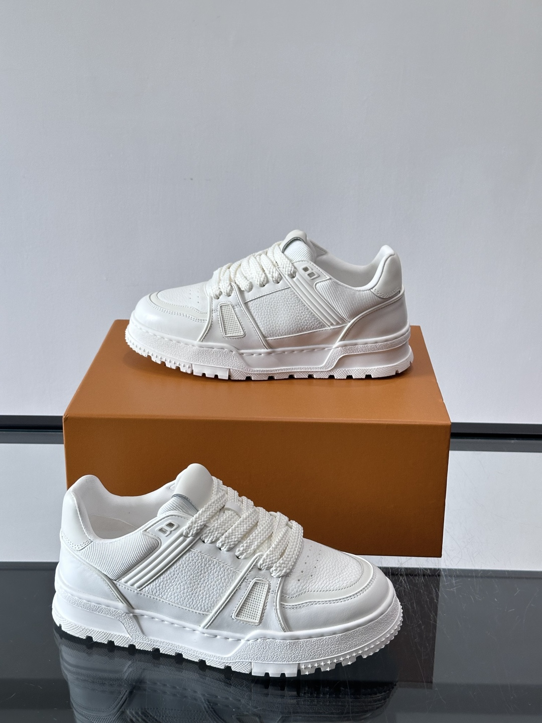 LV🫏家🏠男士拼色运动鞋，简约又有活力，鞋面采用牛皮革，透气又耐穿。厚实橡胶鞋底，防滑力满分，日常通勤或