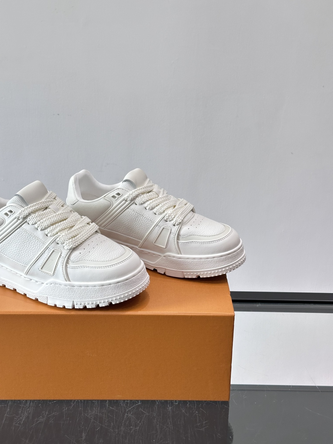 LV🫏家🏠男士拼色运动鞋，简约又有活力，鞋面采用牛皮革，透气又耐穿。厚实橡胶鞋底，防滑力满分，日常通勤或