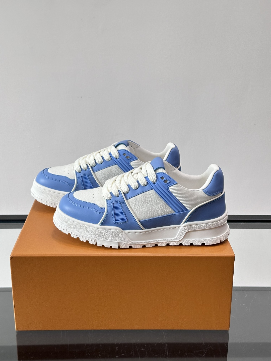 LV🫏家🏠男士拼色运动鞋，简约又有活力，鞋面采用牛皮革，透气又耐穿。厚实橡胶鞋底，防滑力满分，日常通勤或