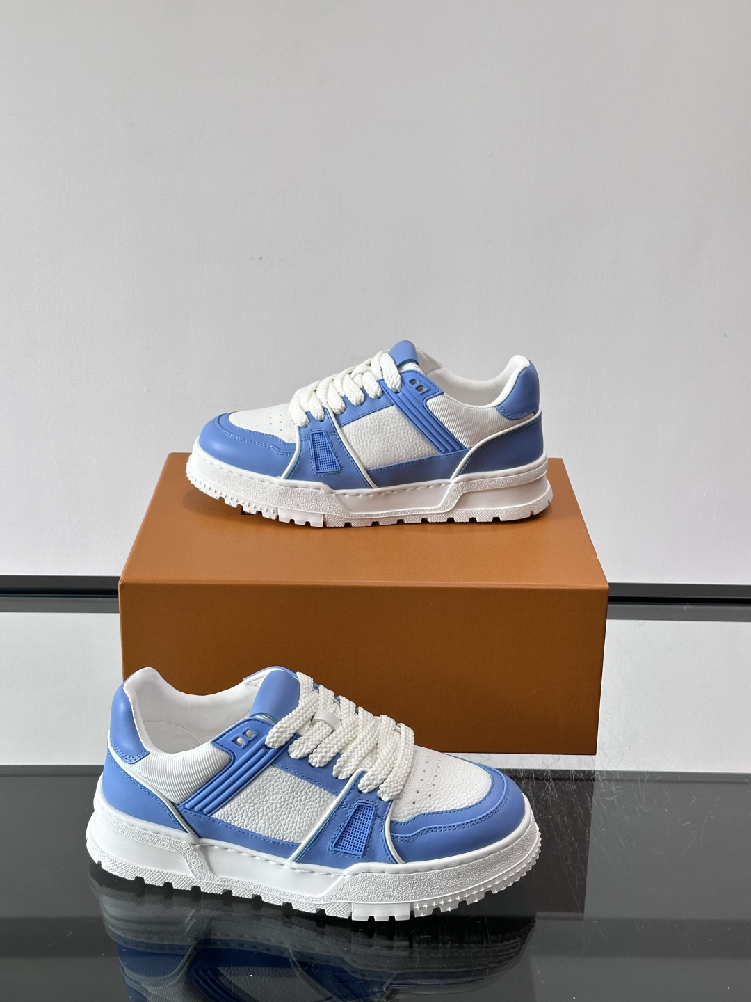 LV🫏家🏠男士拼色运动鞋，简约又有活力，鞋面采用牛皮革，透气又耐穿。厚实橡胶鞋底，防滑力满分，日常通勤或