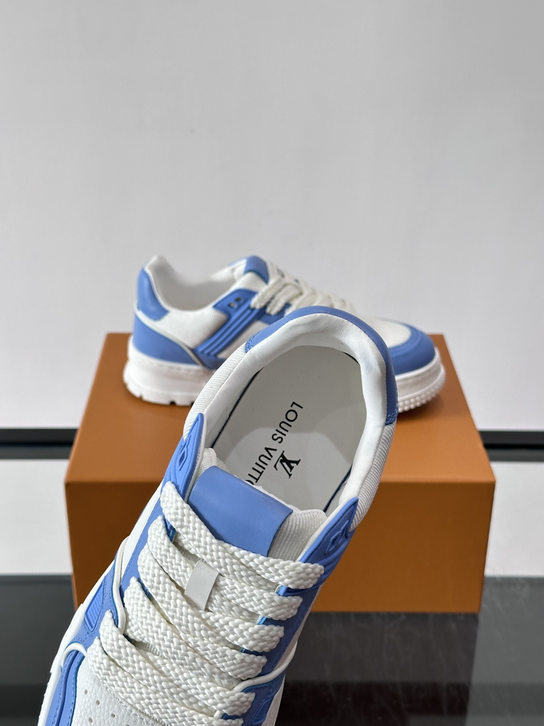 LV🫏家🏠男士拼色运动鞋，简约又有活力，鞋面采用牛皮革，透气又耐穿。厚实橡胶鞋底，防滑力满分，日常通勤或