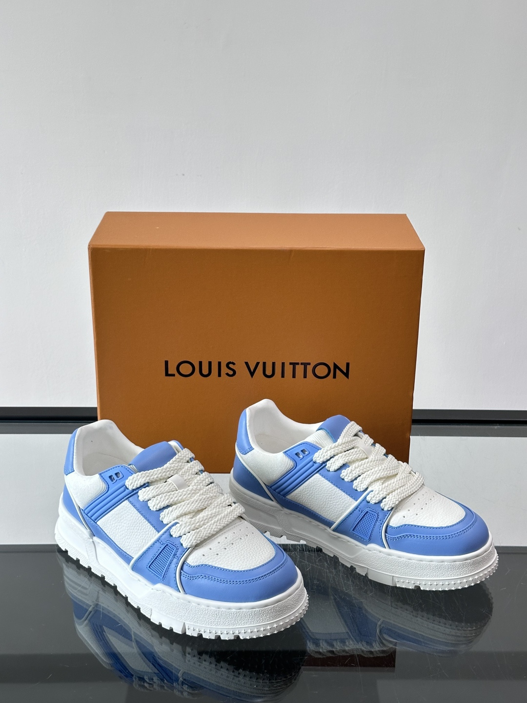 LV🫏家🏠男士拼色运动鞋，简约又有活力，鞋面采用牛皮革，透气又耐穿。厚实橡胶鞋底，防滑力满分，日常通勤或