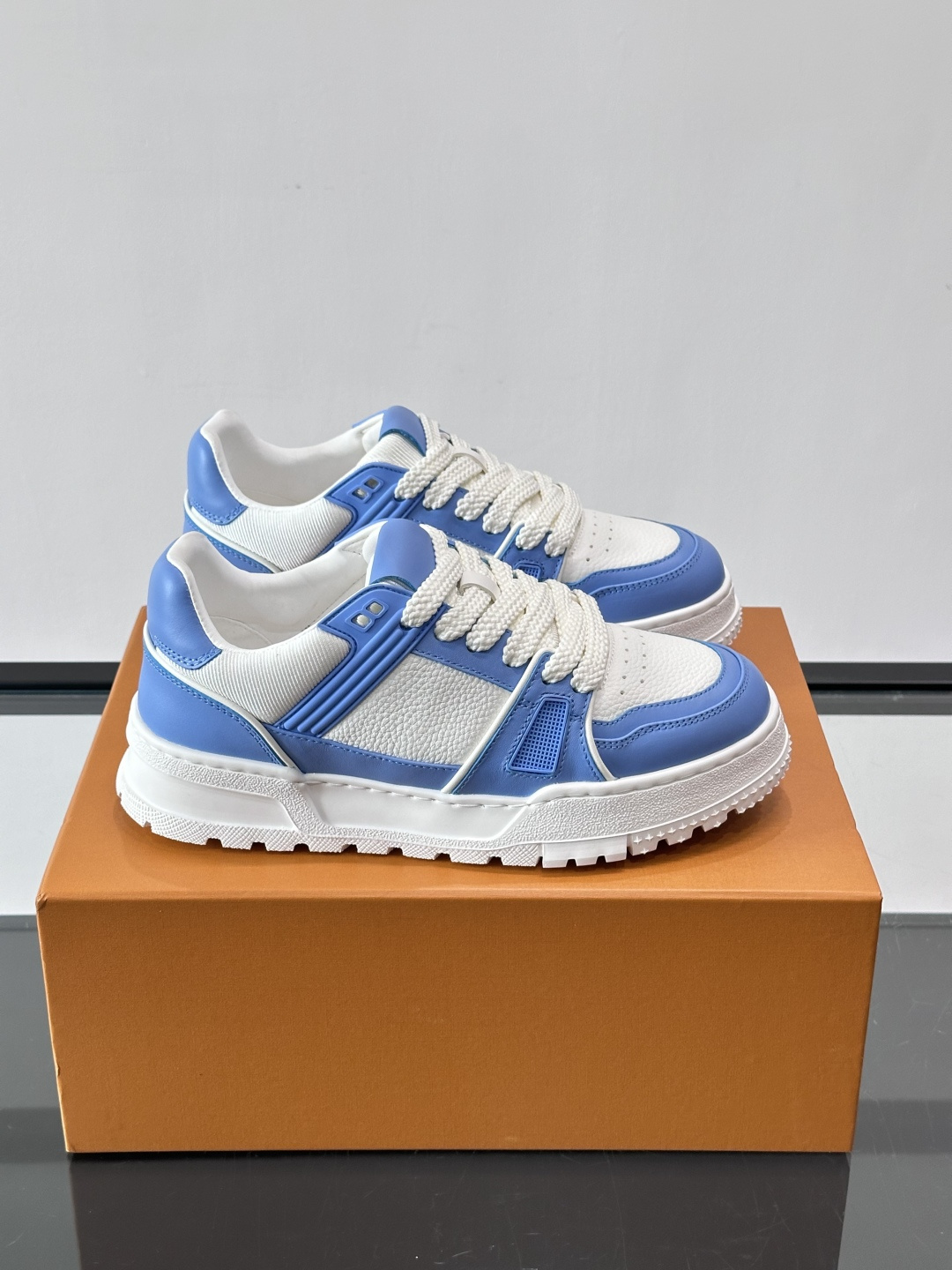 LV🫏家🏠男士拼色运动鞋，简约又有活力，鞋面采用牛皮革，透气又耐穿。厚实橡胶鞋底，防滑力满分，日常通勤或