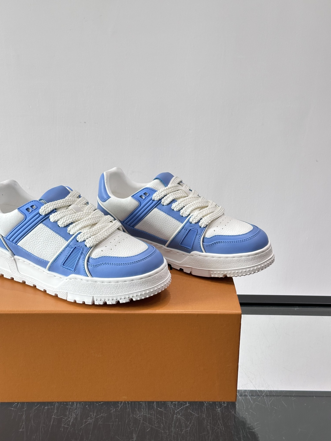 LV🫏家🏠男士拼色运动鞋，简约又有活力，鞋面采用牛皮革，透气又耐穿。厚实橡胶鞋底，防滑力满分，日常通勤或