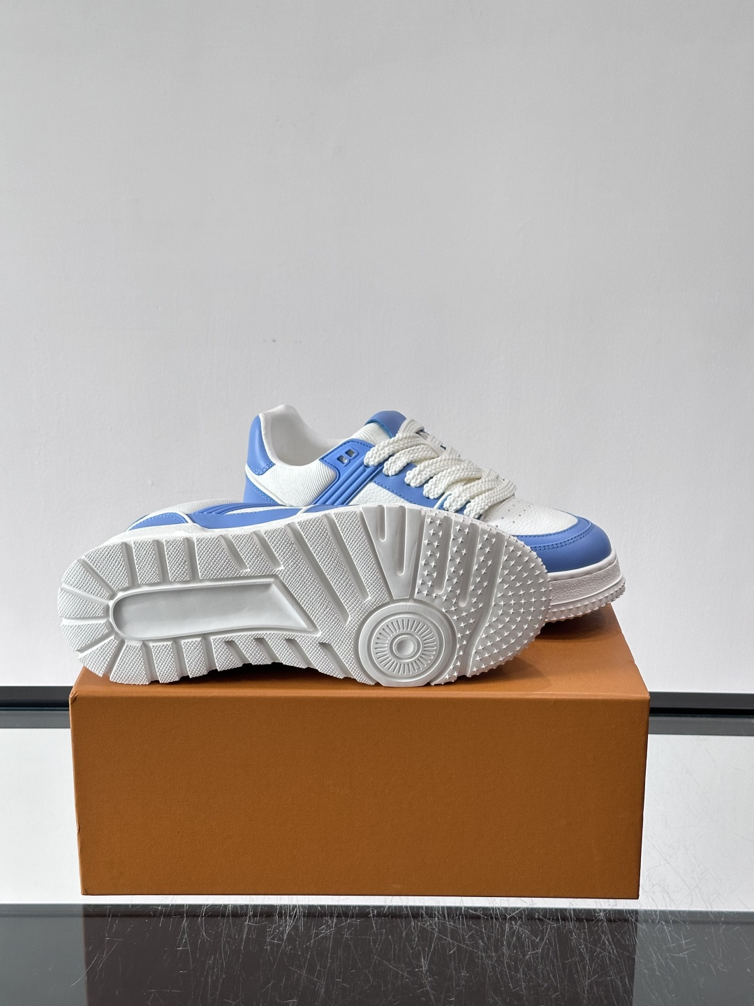 LV🫏家🏠男士拼色运动鞋，简约又有活力，鞋面采用牛皮革，透气又耐穿。厚实橡胶鞋底，防滑力满分，日常通勤或