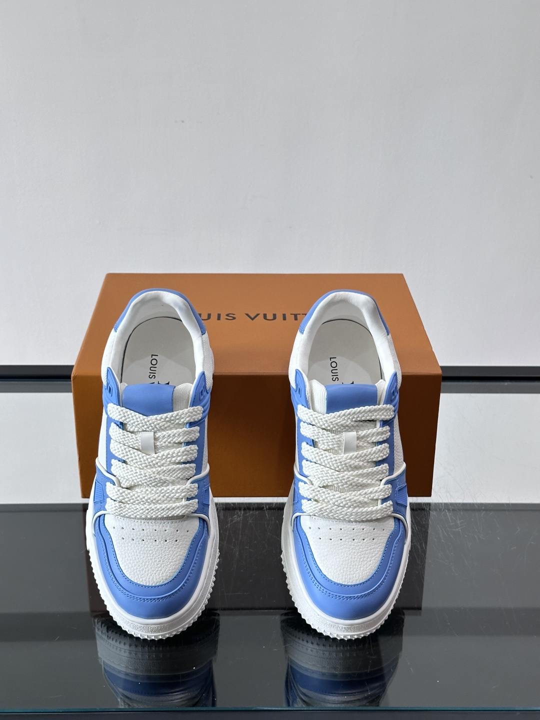 LV🫏家🏠男士拼色运动鞋，简约又有活力，鞋面采用牛皮革，透气又耐穿。厚实橡胶鞋底，防滑力满分，日常通勤或