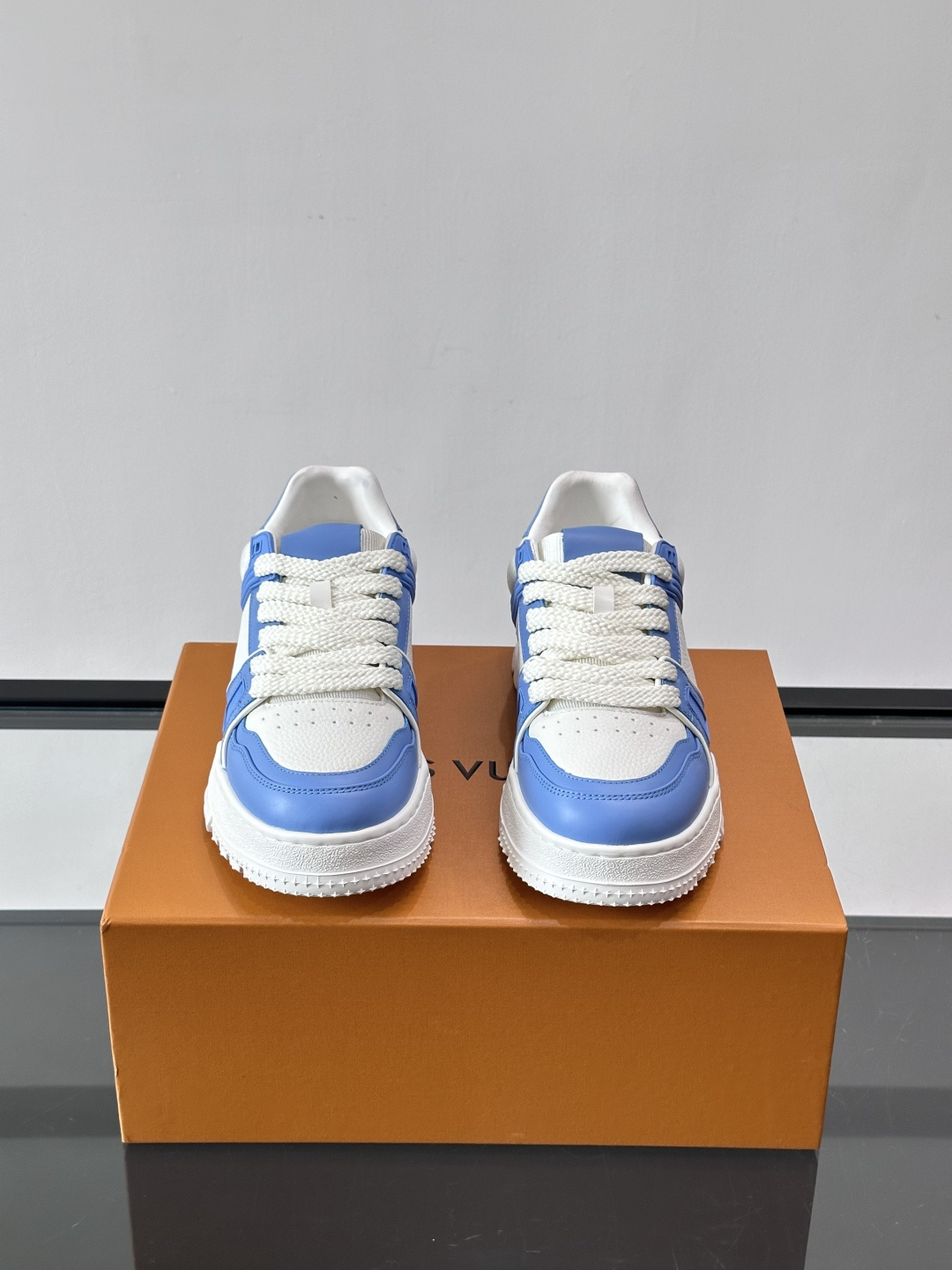 LV🫏家🏠男士拼色运动鞋，简约又有活力，鞋面采用牛皮革，透气又耐穿。厚实橡胶鞋底，防滑力满分，日常通勤或