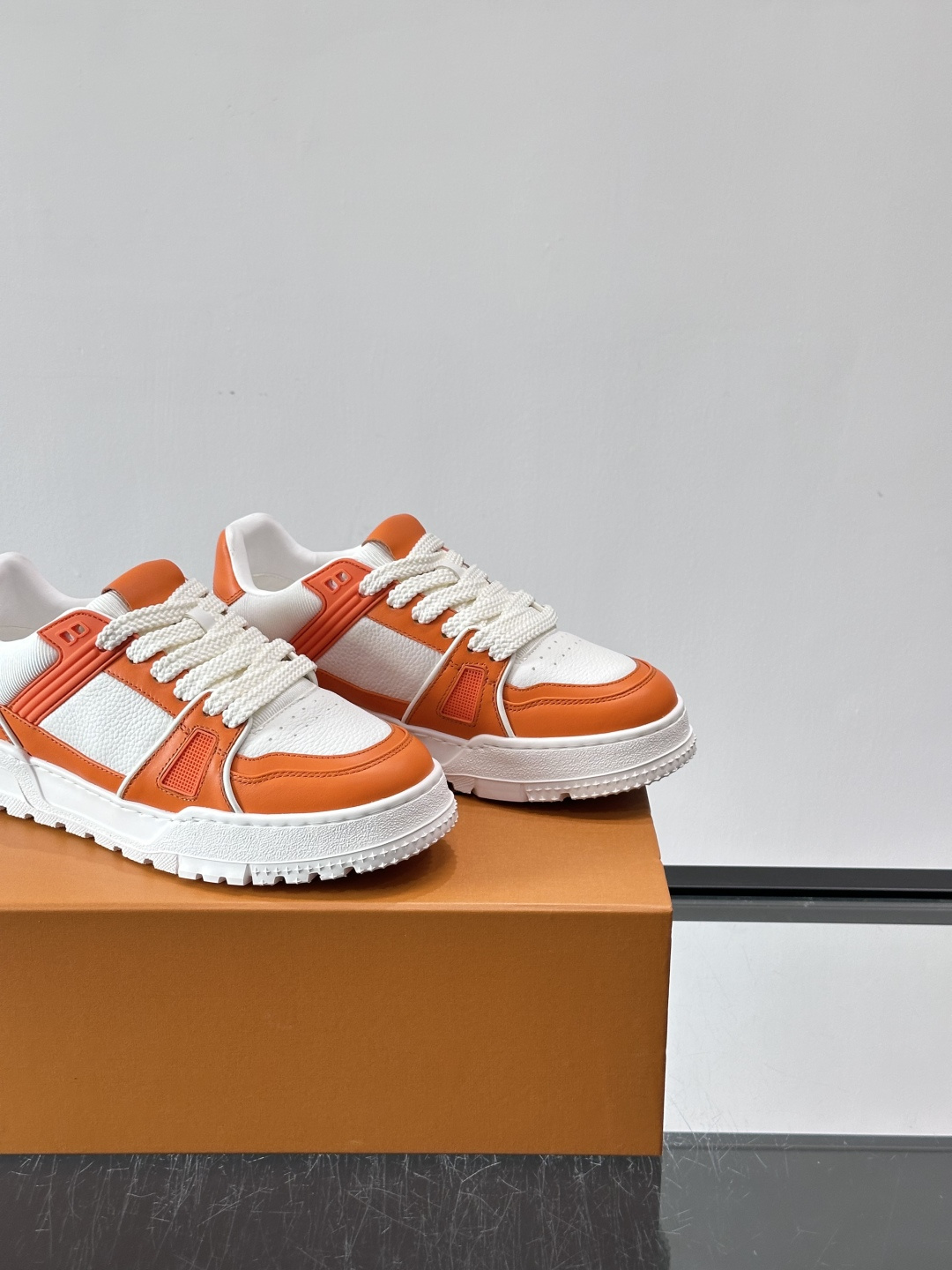 LV🫏家🏠男士拼色运动鞋，简约又有活力，鞋面采用牛皮革，透气又耐穿。厚实橡胶鞋底，防滑力满分，日常通勤或