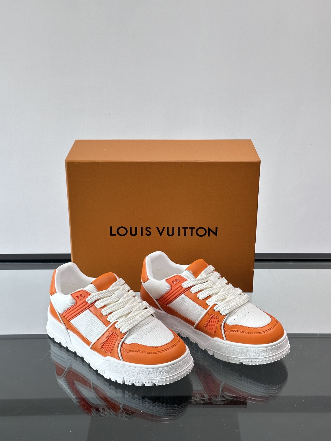 LV🫏家🏠男士拼色运动鞋，简约又有活力，鞋面采用牛皮革，透气又耐穿。厚实橡胶鞋底，防滑力满分，日常通勤或