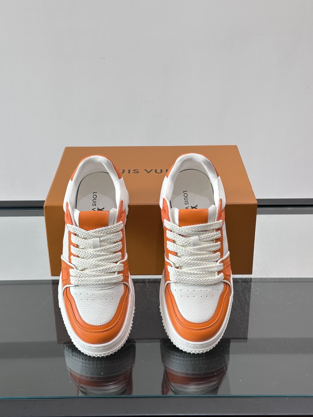 LV🫏家🏠男士拼色运动鞋，简约又有活力，鞋面采用牛皮革，透气又耐穿。厚实橡胶鞋底，防滑力满分，日常通勤或