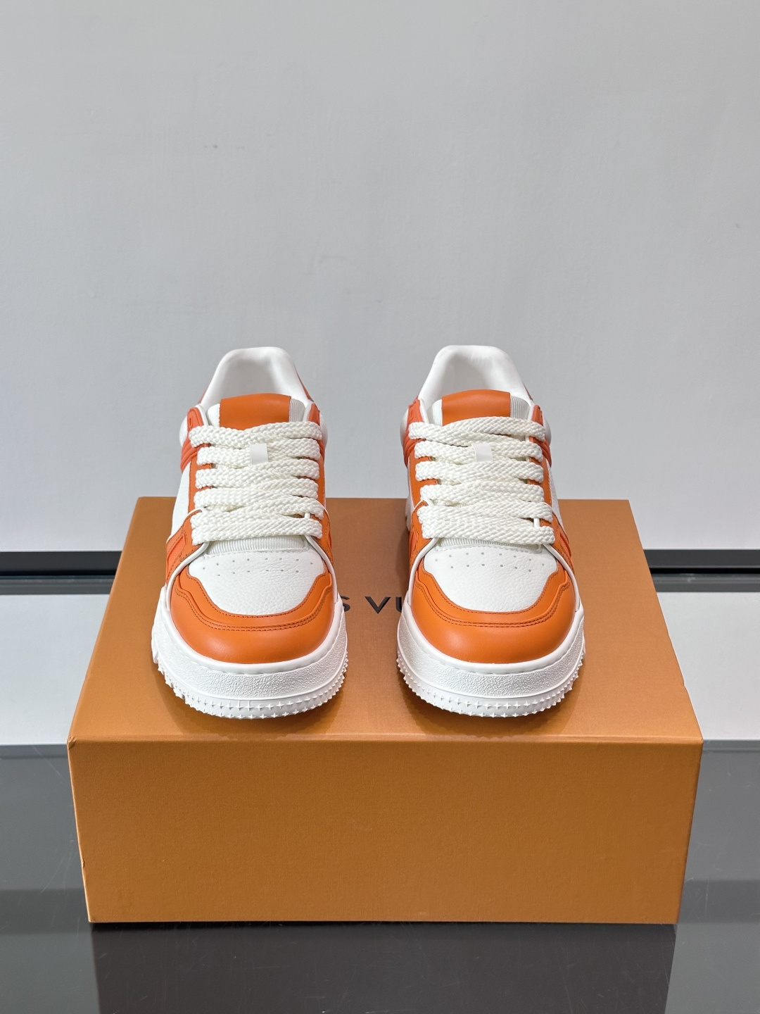 LV🫏家🏠男士拼色运动鞋，简约又有活力，鞋面采用牛皮革，透气又耐穿。厚实橡胶鞋底，防滑力满分，日常通勤或