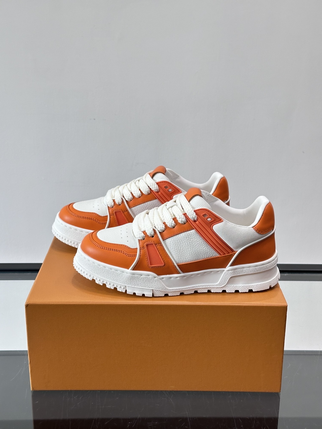 LV🫏家🏠男士拼色运动鞋，简约又有活力，鞋面采用牛皮革，透气又耐穿。厚实橡胶鞋底，防滑力满分，日常通勤或