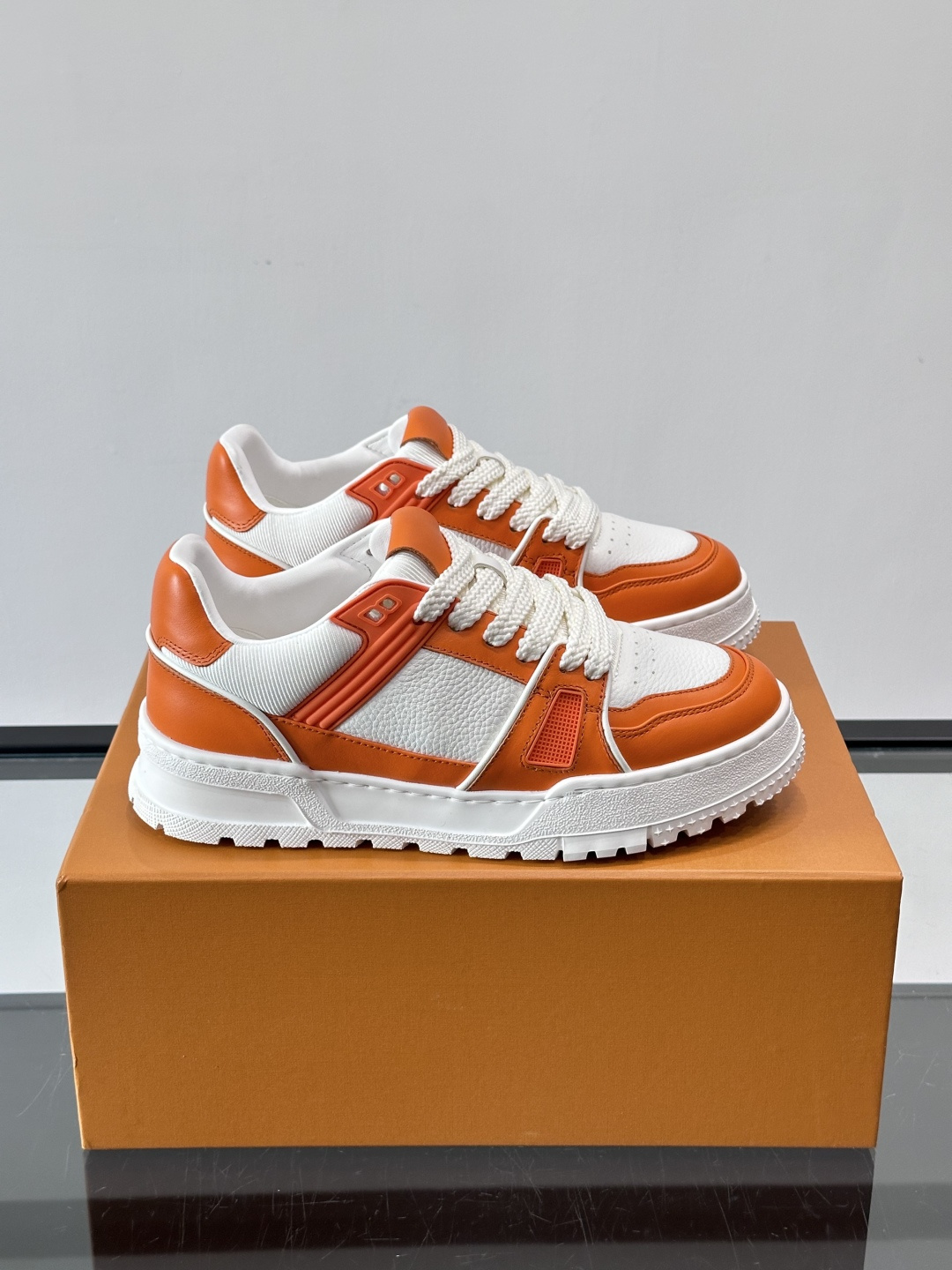 LV🫏家🏠男士拼色运动鞋，简约又有活力，鞋面采用牛皮革，透气又耐穿。厚实橡胶鞋底，防滑力满分，日常通勤或