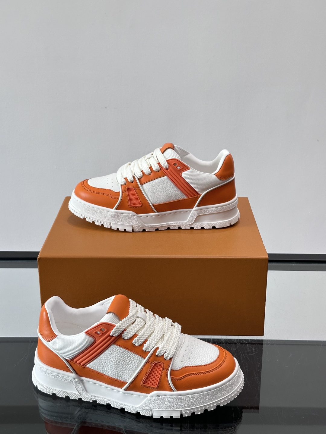 LV🫏家🏠男士拼色运动鞋，简约又有活力，鞋面采用牛皮革，透气又耐穿。厚实橡胶鞋底，防滑力满分，日常通勤或