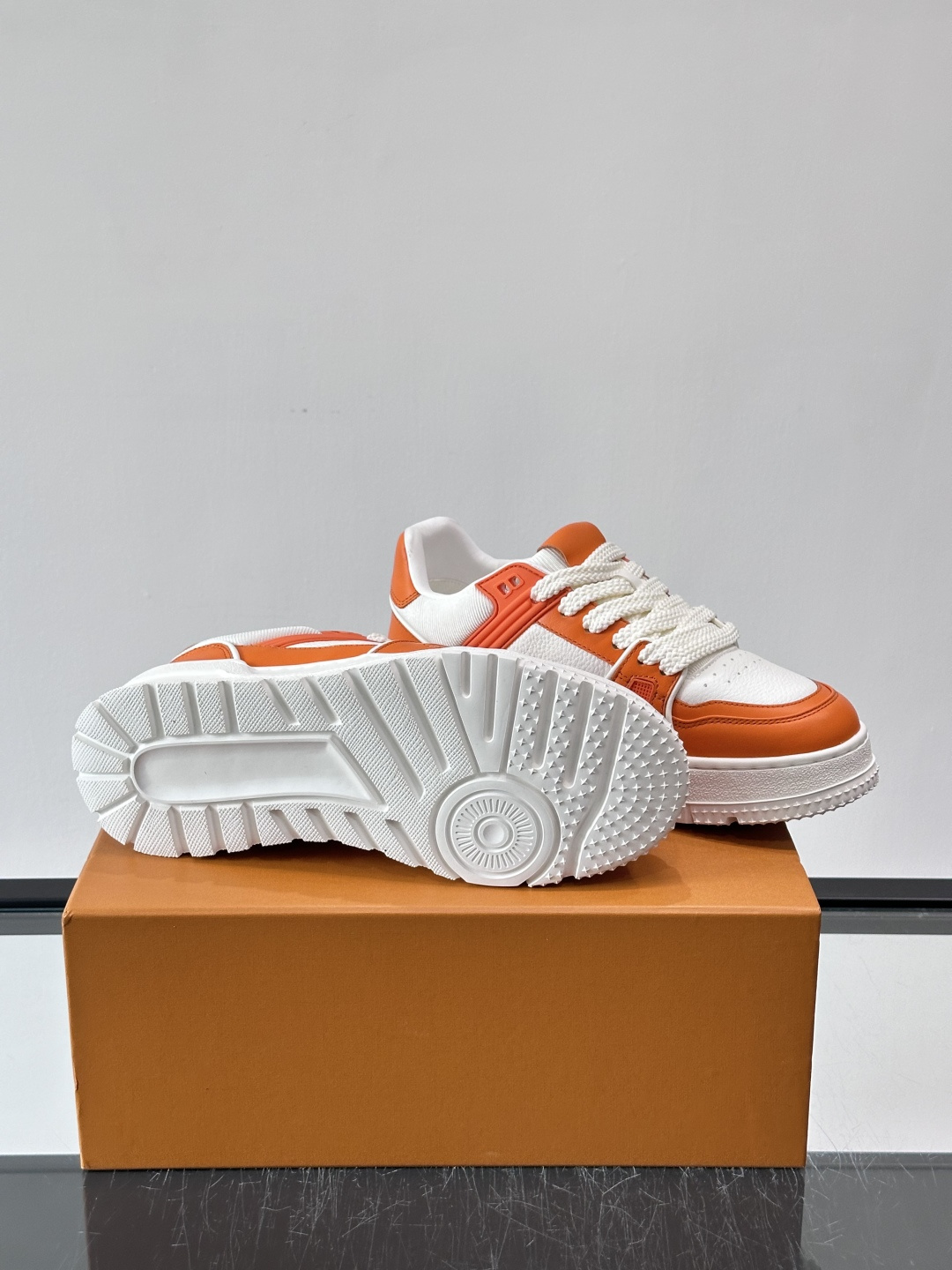 LV🫏家🏠男士拼色运动鞋，简约又有活力，鞋面采用牛皮革，透气又耐穿。厚实橡胶鞋底，防滑力满分，日常通勤或