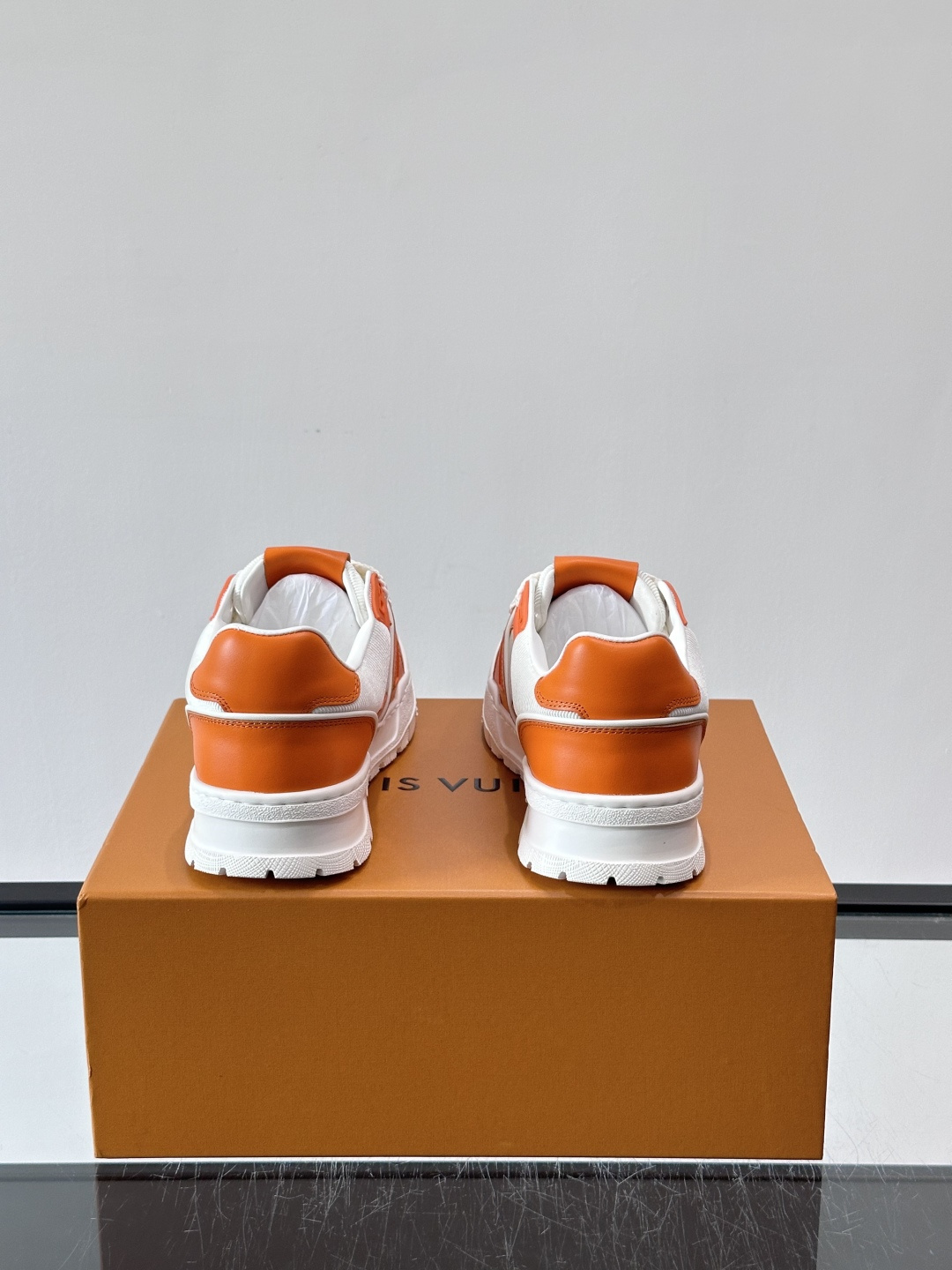 LV🫏家🏠男士拼色运动鞋，简约又有活力，鞋面采用牛皮革，透气又耐穿。厚实橡胶鞋底，防滑力满分，日常通勤或