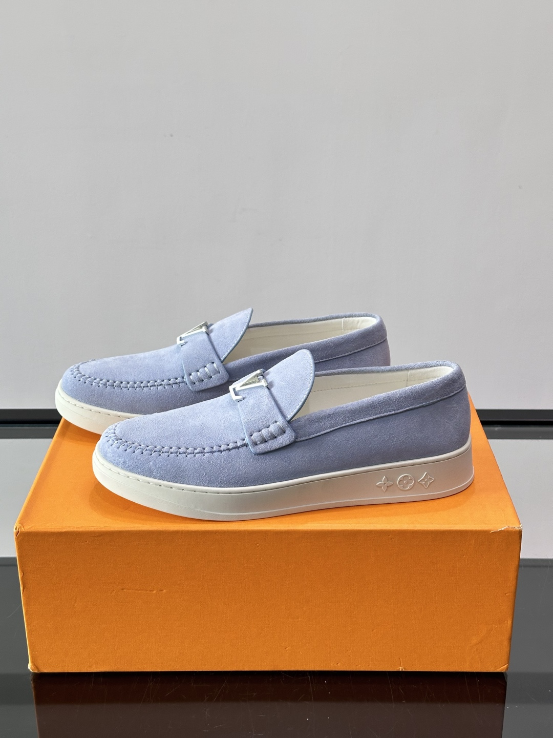 💙💜LV男士羊反绒乐福鞋，选用柔软羊反绒，多巴胺配色。搭配经典金属“LV”标志，简约又有辨识度✨。一脚蹬