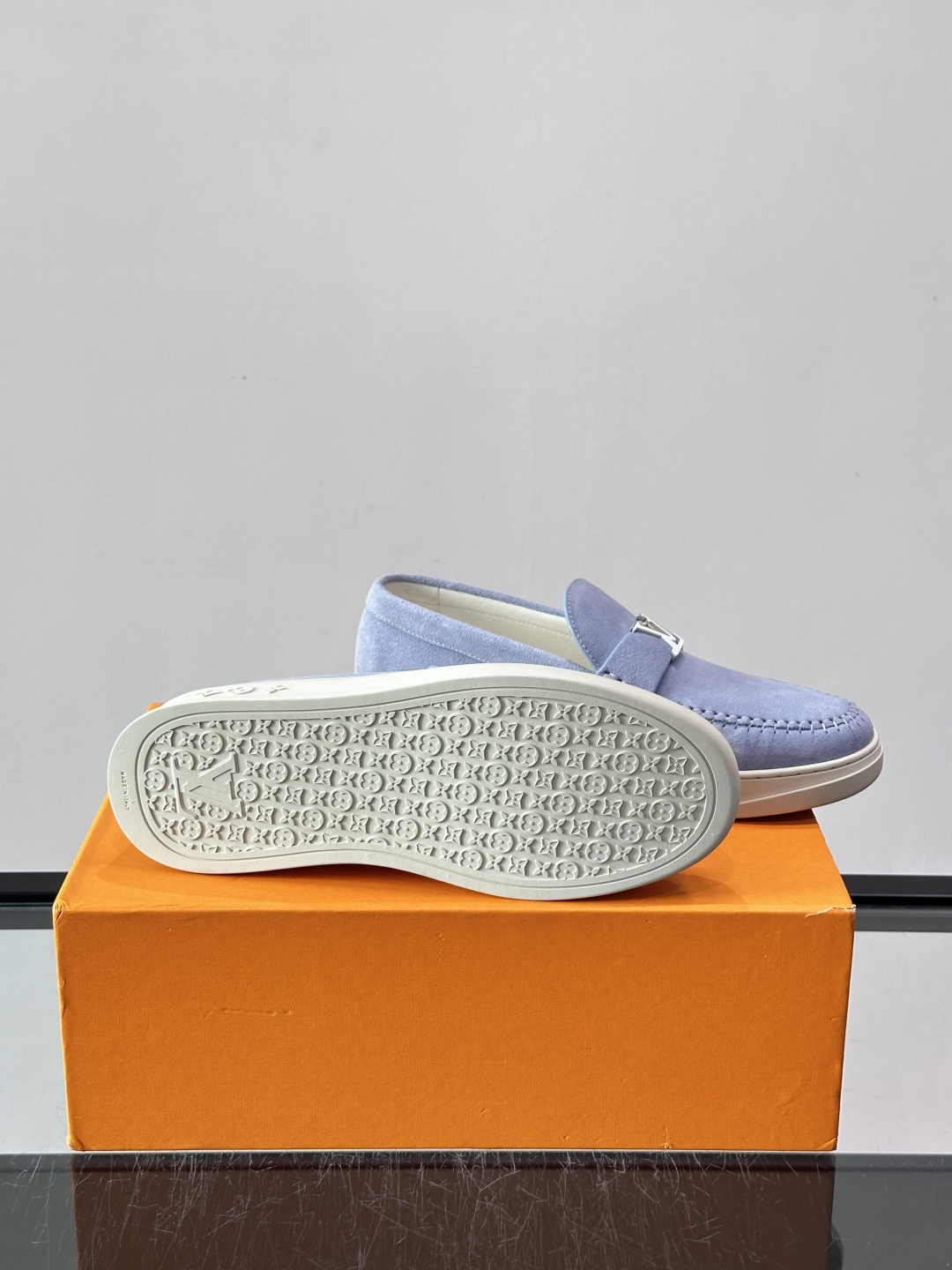 💙💜LV男士羊反绒乐福鞋，选用柔软羊反绒，多巴胺配色。搭配经典金属“LV”标志，简约又有辨识度✨。一脚蹬