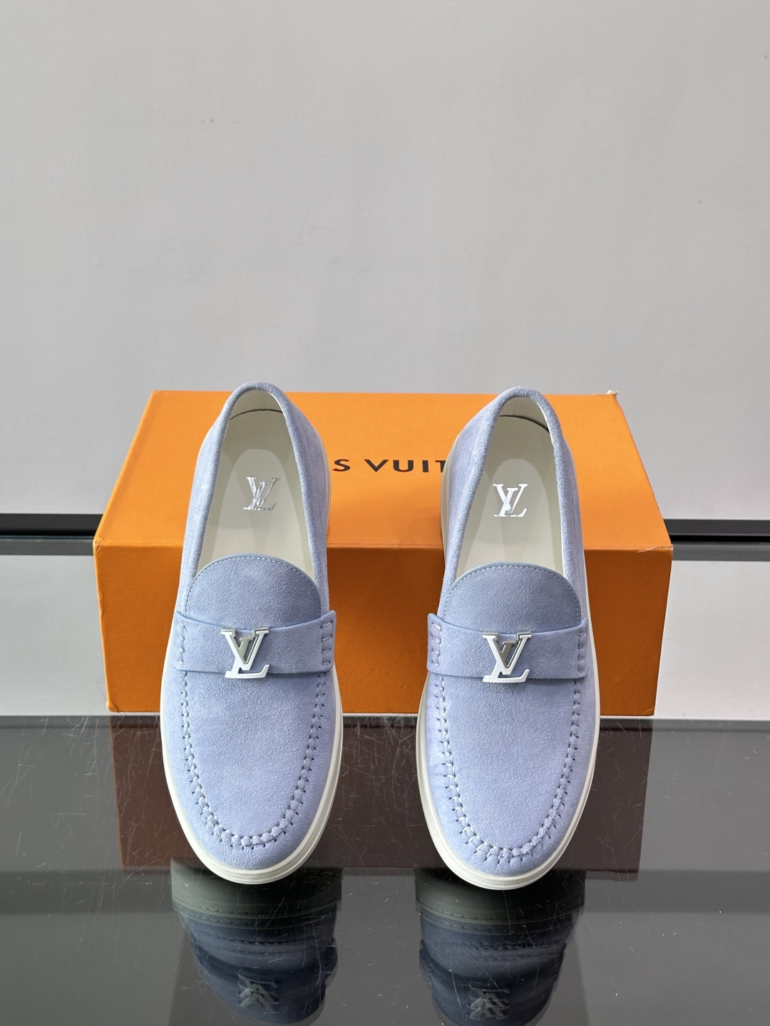 💙💜LV男士羊反绒乐福鞋，选用柔软羊反绒，多巴胺配色。搭配经典金属“LV”标志，简约又有辨识度✨。一脚蹬