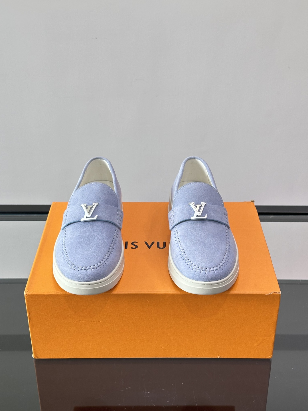 💙💜LV男士羊反绒乐福鞋，选用柔软羊反绒，多巴胺配色。搭配经典金属“LV”标志，简约又有辨识度✨。一脚蹬