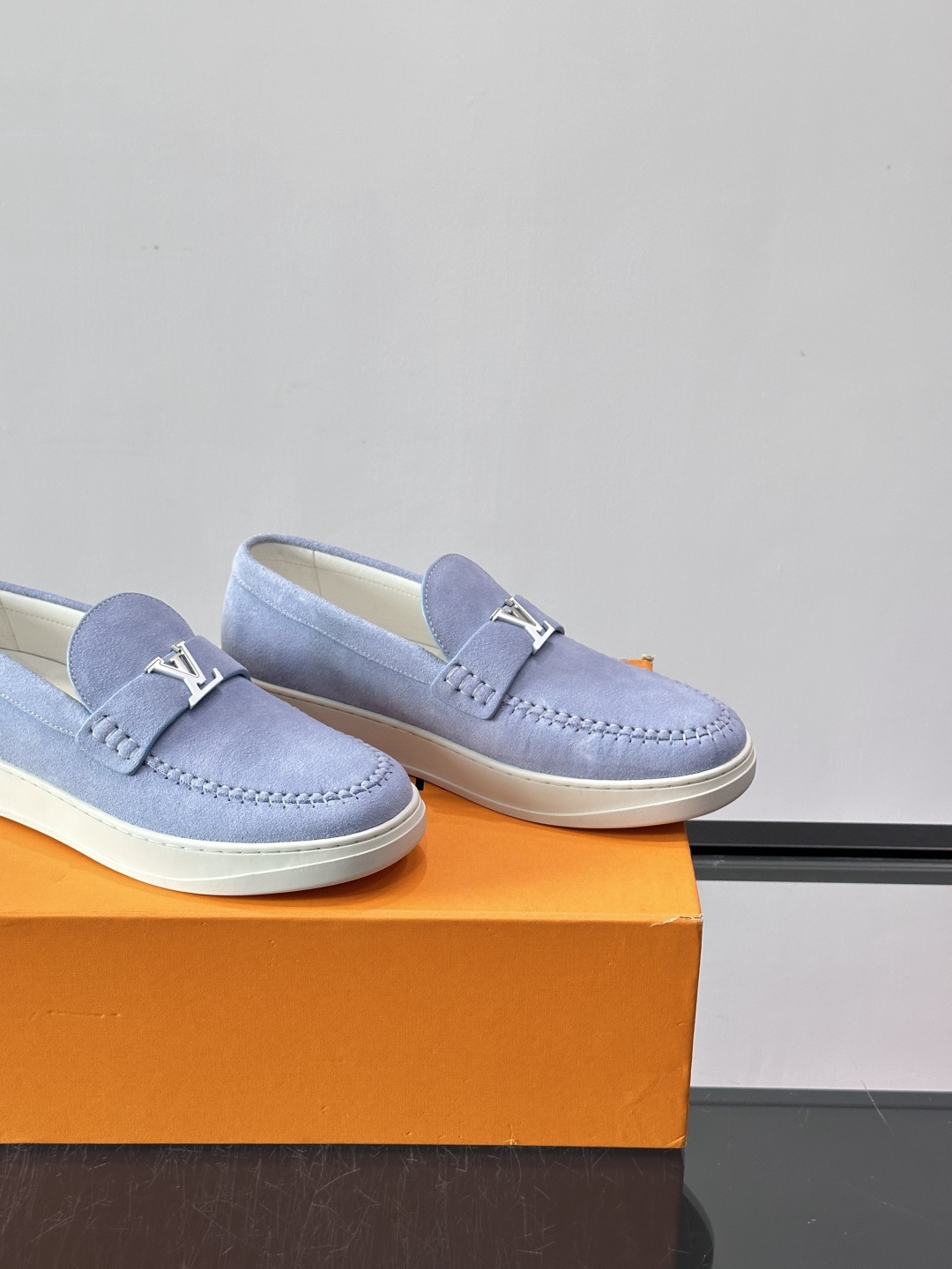 💙💜LV男士羊反绒乐福鞋，选用柔软羊反绒，多巴胺配色。搭配经典金属“LV”标志，简约又有辨识度✨。一脚蹬