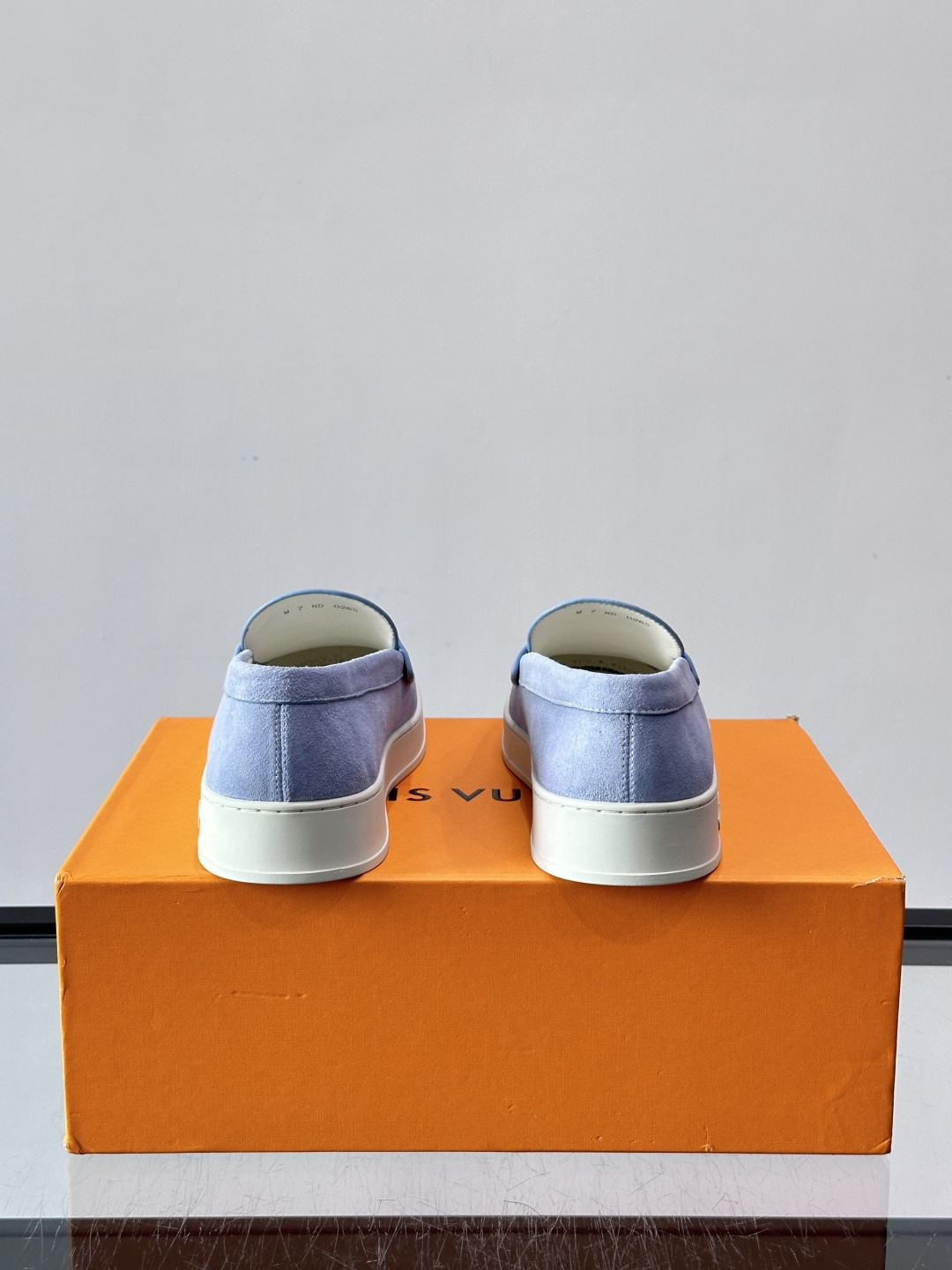 💙💜LV男士羊反绒乐福鞋，选用柔软羊反绒，多巴胺配色。搭配经典金属“LV”标志，简约又有辨识度✨。一脚蹬