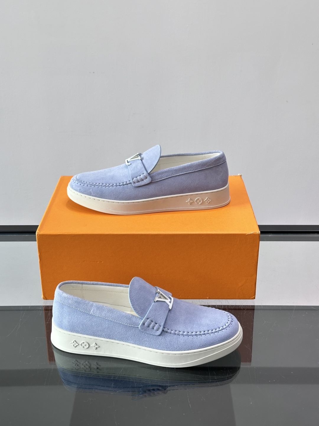 💙💜LV男士羊反绒乐福鞋，选用柔软羊反绒，多巴胺配色。搭配经典金属“LV”标志，简约又有辨识度✨。一脚蹬