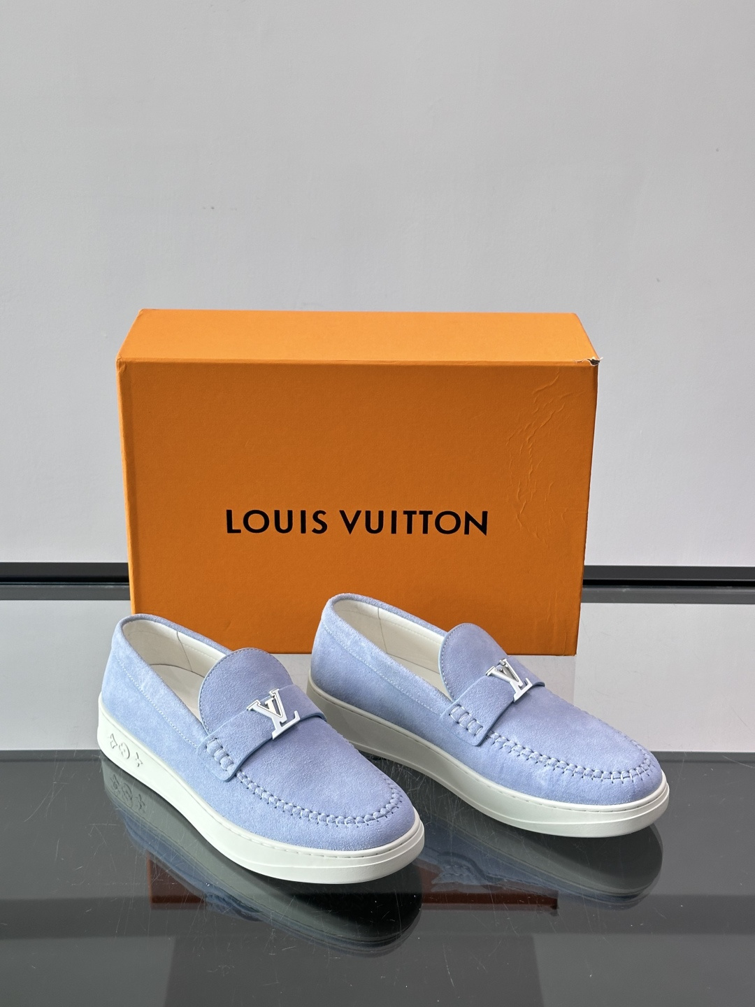 💙💜LV男士羊反绒乐福鞋，选用柔软羊反绒，多巴胺配色。搭配经典金属“LV”标志，简约又有辨识度✨。一脚蹬