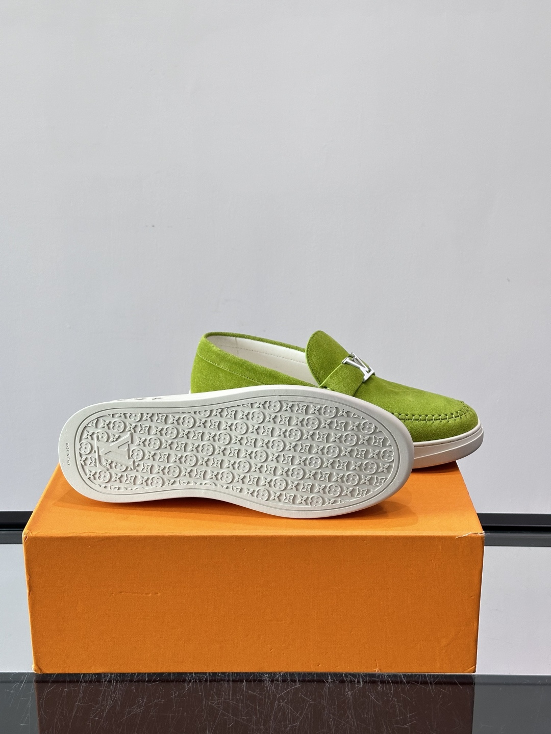 💙💜LV男士羊反绒乐福鞋，选用柔软羊反绒，多巴胺配色。搭配经典金属“LV”标志，简约又有辨识度✨。一脚蹬