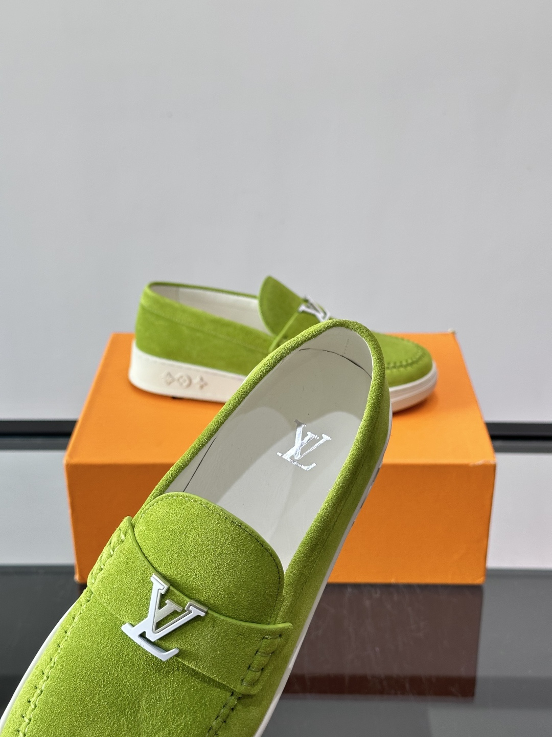 💙💜LV男士羊反绒乐福鞋，选用柔软羊反绒，多巴胺配色。搭配经典金属“LV”标志，简约又有辨识度✨。一脚蹬