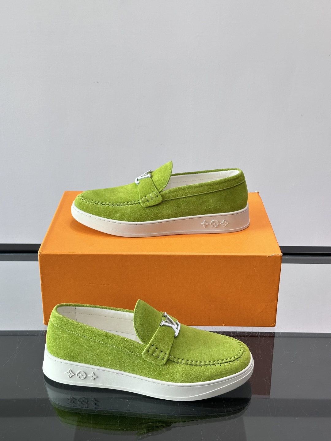 💙💜LV男士羊反绒乐福鞋，选用柔软羊反绒，多巴胺配色。搭配经典金属“LV”标志，简约又有辨识度✨。一脚蹬