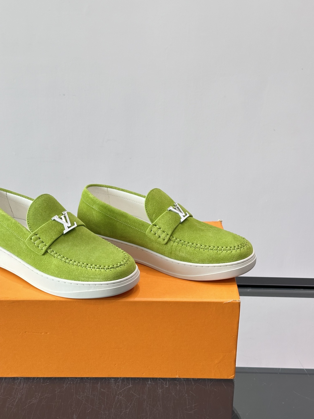 💙💜LV男士羊反绒乐福鞋，选用柔软羊反绒，多巴胺配色。搭配经典金属“LV”标志，简约又有辨识度✨。一脚蹬
