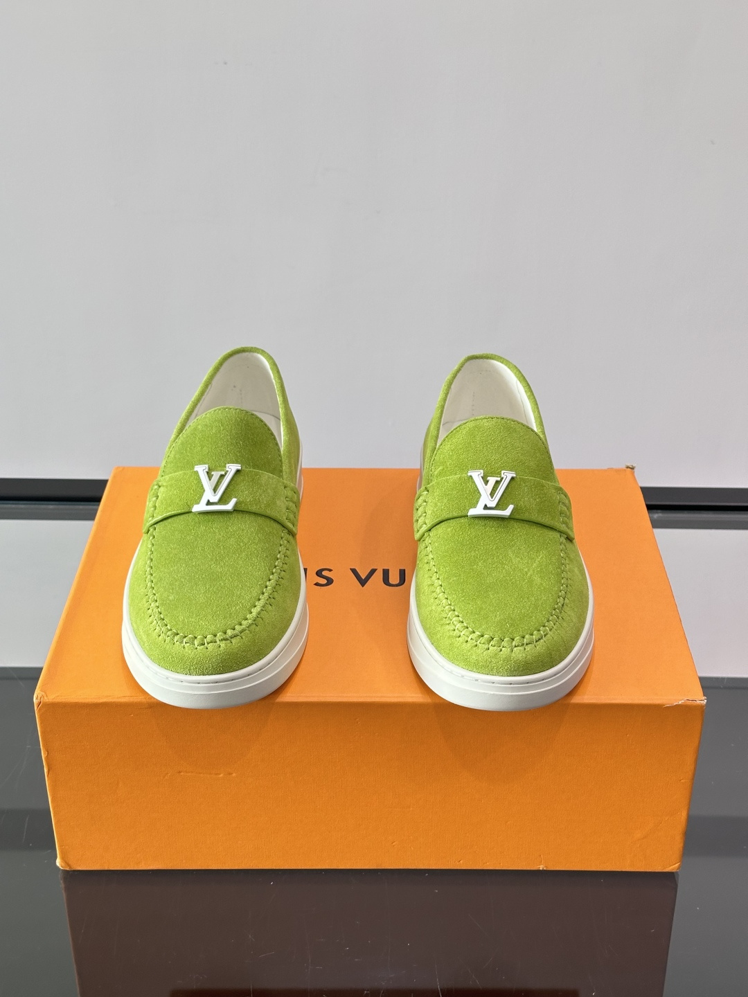 💙💜LV男士羊反绒乐福鞋，选用柔软羊反绒，多巴胺配色。搭配经典金属“LV”标志，简约又有辨识度✨。一脚蹬