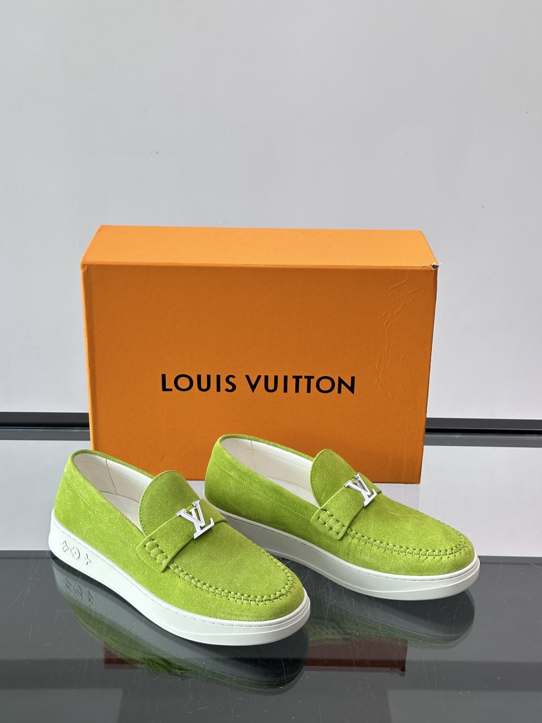 💙💜LV男士羊反绒乐福鞋，选用柔软羊反绒，多巴胺配色。搭配经典金属“LV”标志，简约又有辨识度✨。一脚蹬