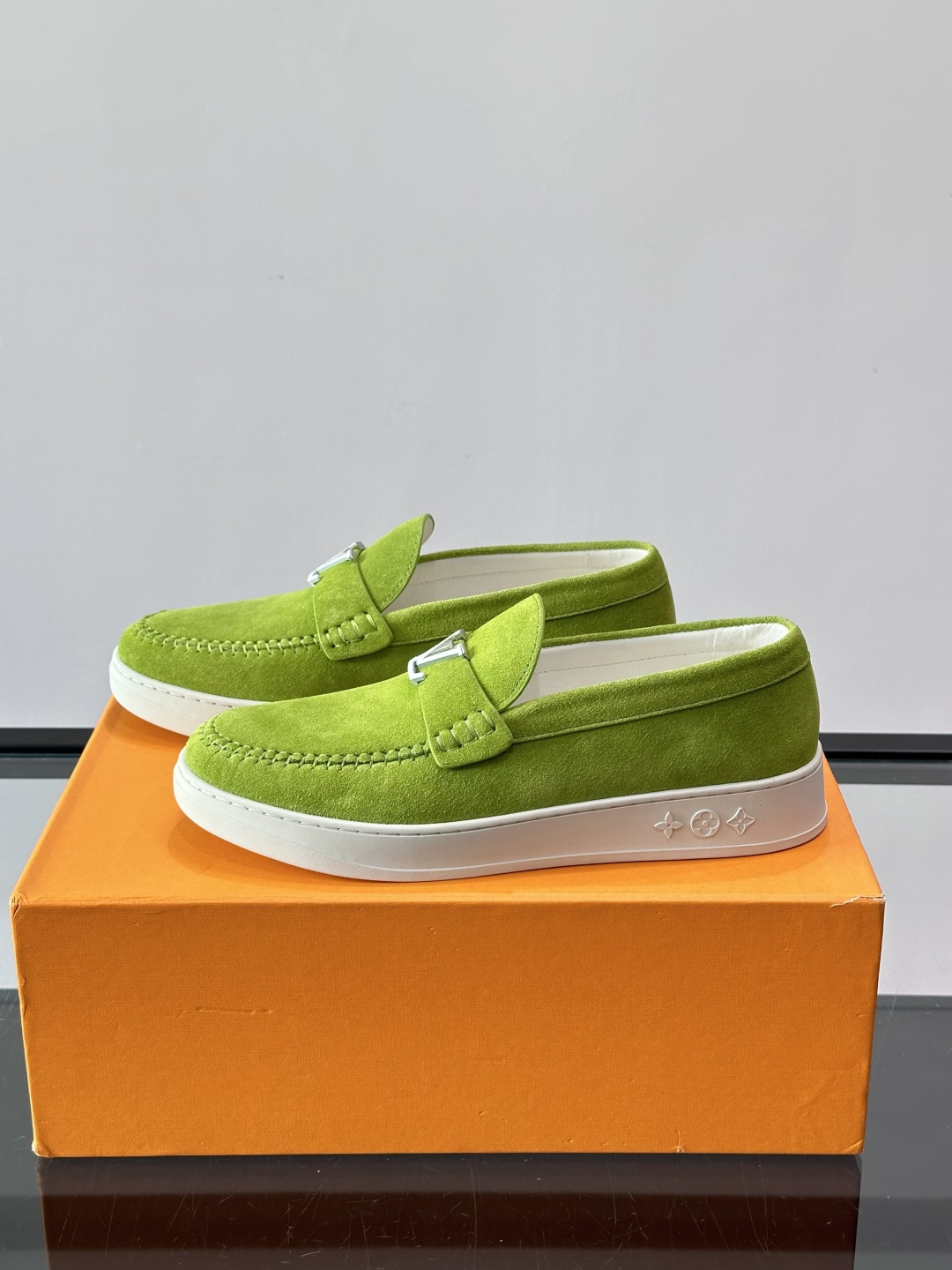 💙💜LV男士羊反绒乐福鞋，选用柔软羊反绒，多巴胺配色。搭配经典金属“LV”标志，简约又有辨识度✨。一脚蹬