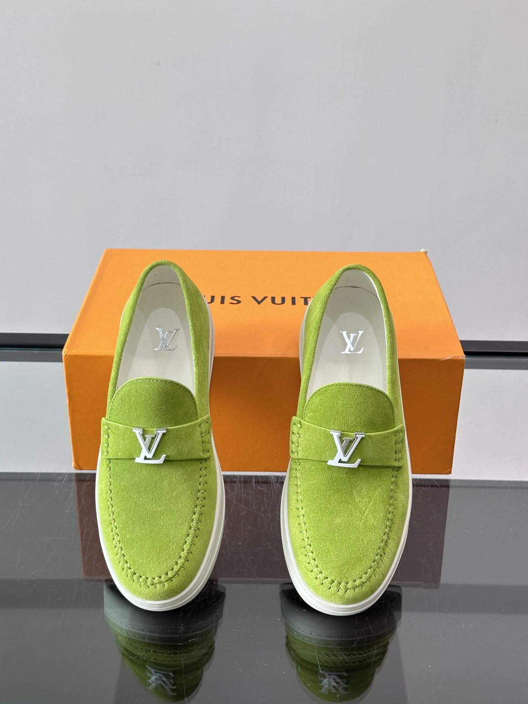 💙💜LV男士羊反绒乐福鞋，选用柔软羊反绒，多巴胺配色。搭配经典金属“LV”标志，简约又有辨识度✨。一脚蹬