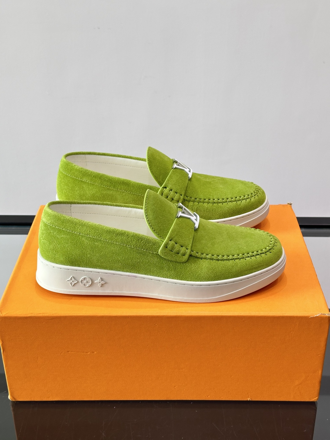 💙💜LV男士羊反绒乐福鞋，选用柔软羊反绒，多巴胺配色。搭配经典金属“LV”标志，简约又有辨识度✨。一脚蹬