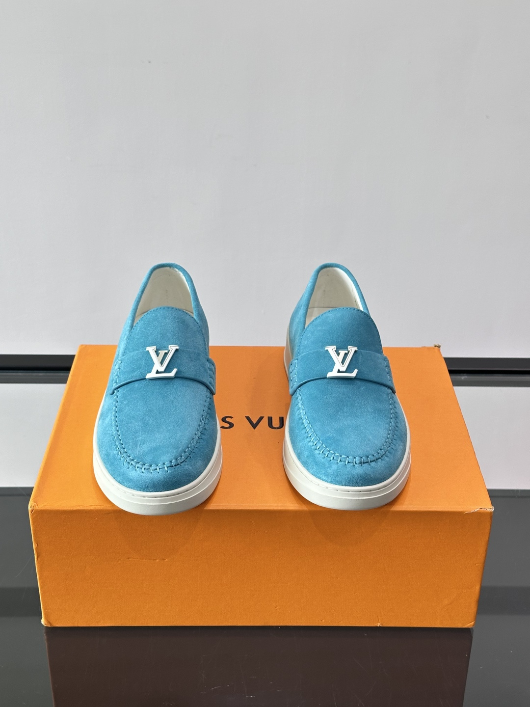 💙💜LV男士羊反绒乐福鞋，选用柔软羊反绒，多巴胺配色。搭配经典金属“LV”标志，简约又有辨识度✨。一脚蹬