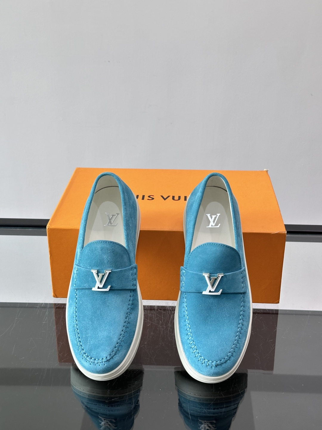 💙💜LV男士羊反绒乐福鞋，选用柔软羊反绒，多巴胺配色。搭配经典金属“LV”标志，简约又有辨识度✨。一脚蹬