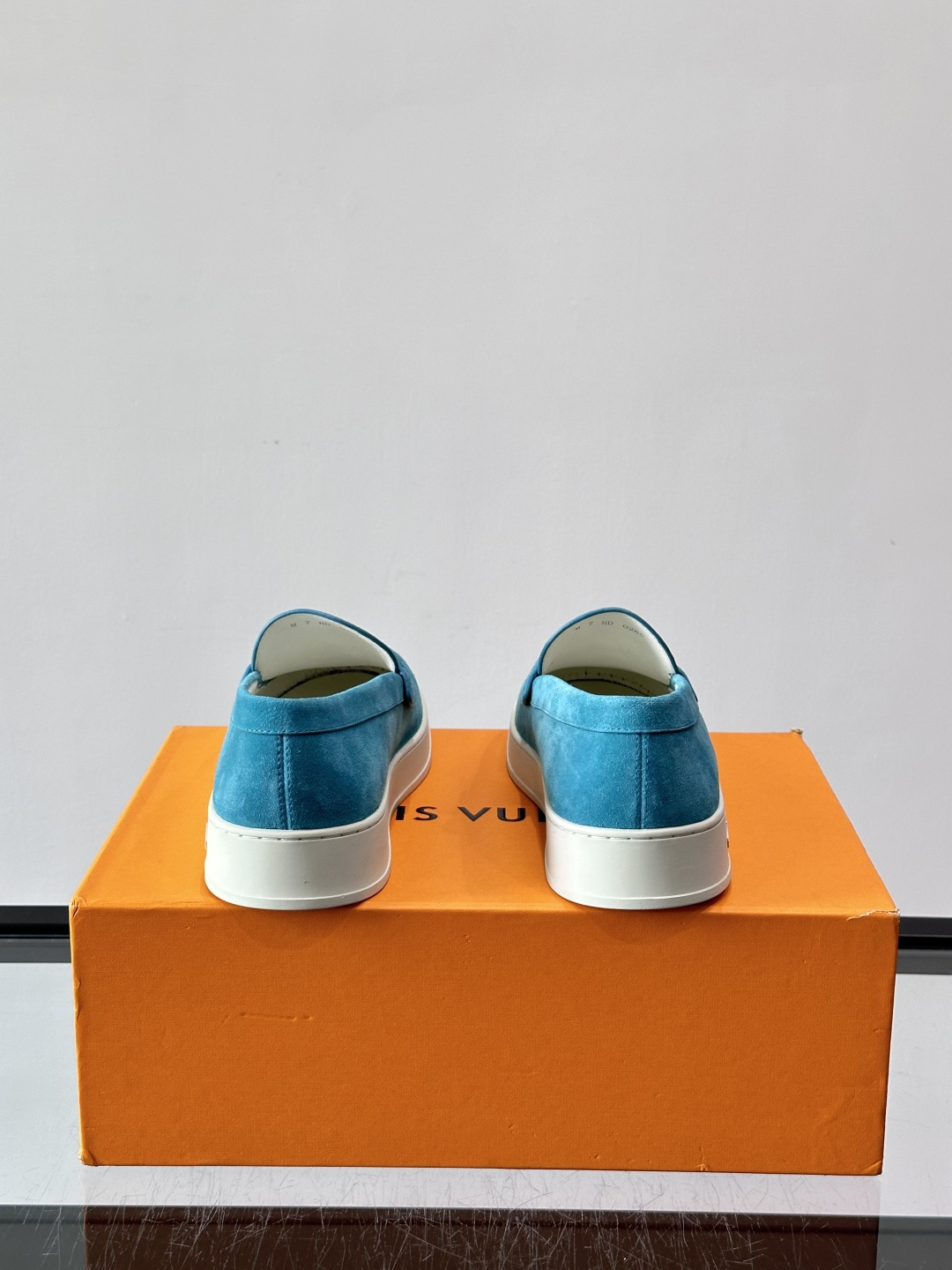 💙💜LV男士羊反绒乐福鞋，选用柔软羊反绒，多巴胺配色。搭配经典金属“LV”标志，简约又有辨识度✨。一脚蹬