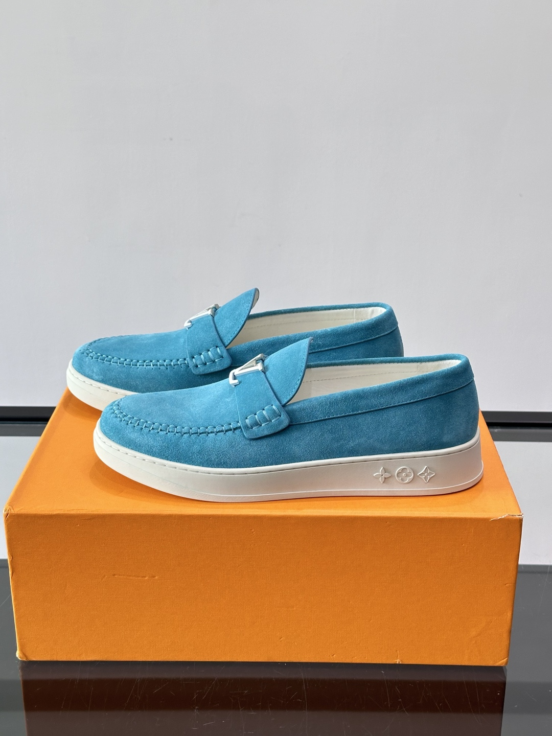 💙💜LV男士羊反绒乐福鞋，选用柔软羊反绒，多巴胺配色。搭配经典金属“LV”标志，简约又有辨识度✨。一脚蹬