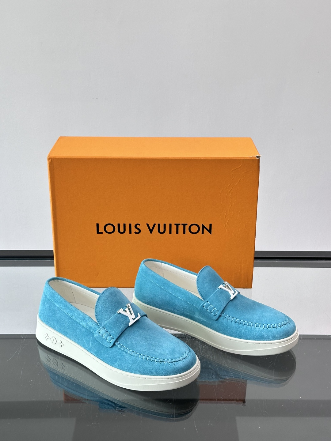 💙💜LV男士羊反绒乐福鞋，选用柔软羊反绒，多巴胺配色。搭配经典金属“LV”标志，简约又有辨识度✨。一脚蹬