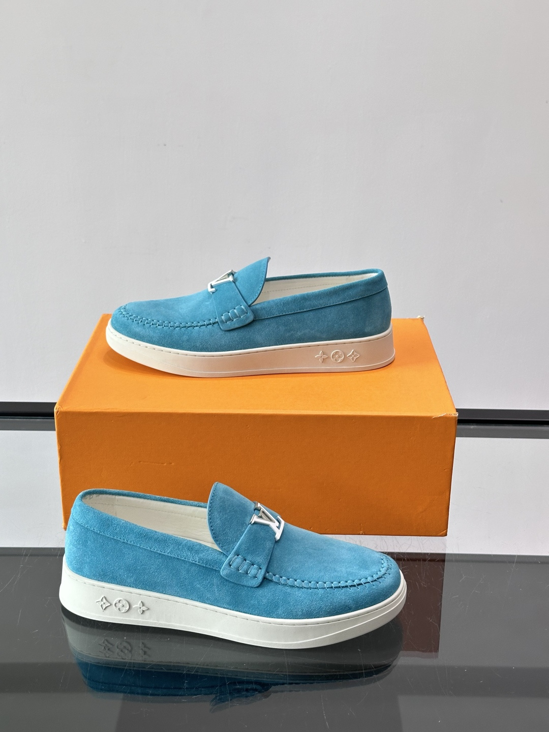 💙💜LV男士羊反绒乐福鞋，选用柔软羊反绒，多巴胺配色。搭配经典金属“LV”标志，简约又有辨识度✨。一脚蹬