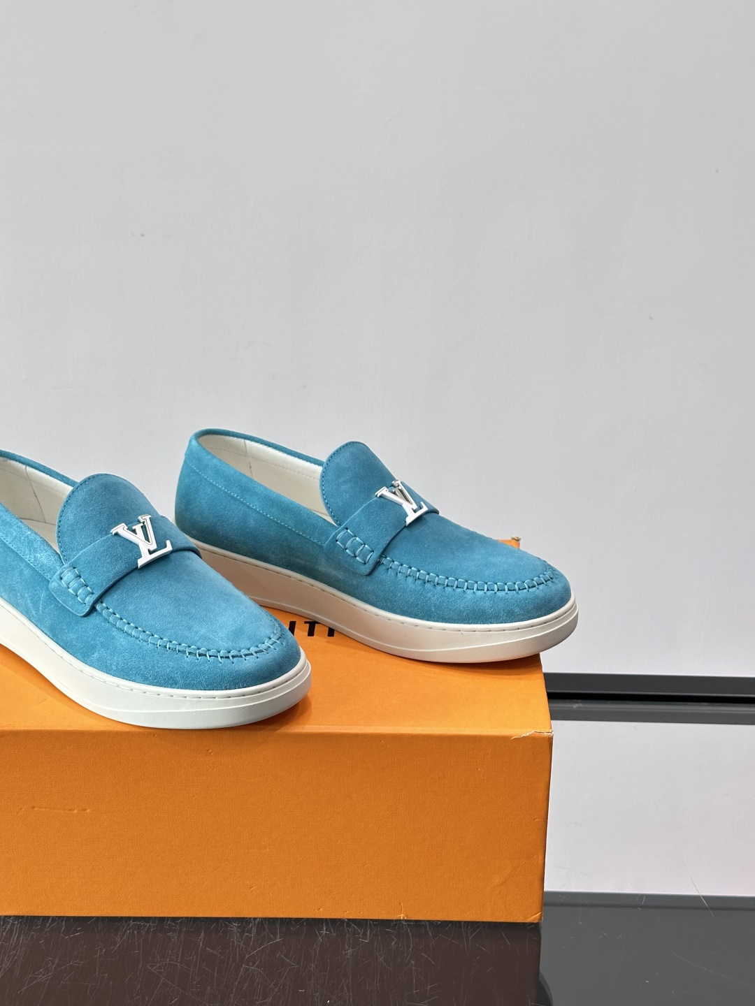 💙💜LV男士羊反绒乐福鞋，选用柔软羊反绒，多巴胺配色。搭配经典金属“LV”标志，简约又有辨识度✨。一脚蹬