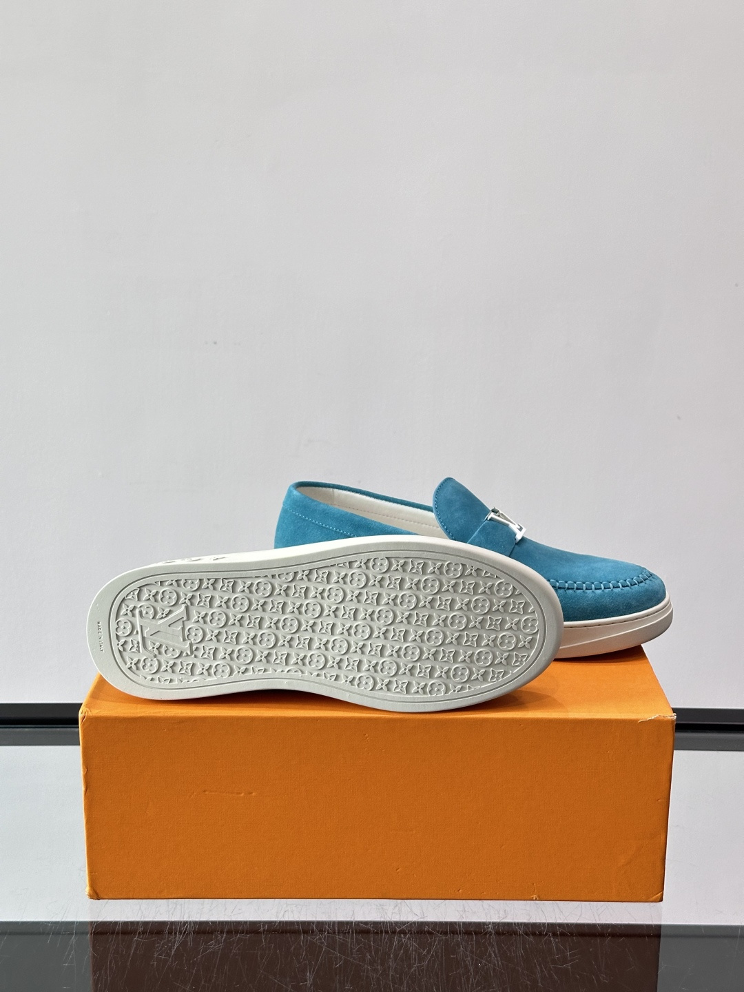 💙💜LV男士羊反绒乐福鞋，选用柔软羊反绒，多巴胺配色。搭配经典金属“LV”标志，简约又有辨识度✨。一脚蹬