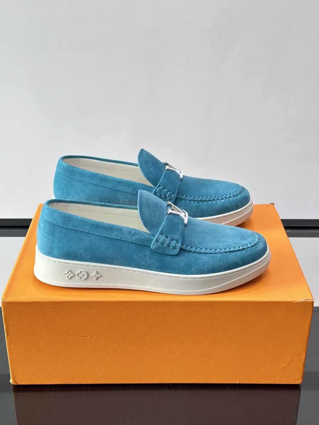 💙💜LV男士羊反绒乐福鞋，选用柔软羊反绒，多巴胺配色。搭配经典金属“LV”标志，简约又有辨识度✨。一脚蹬