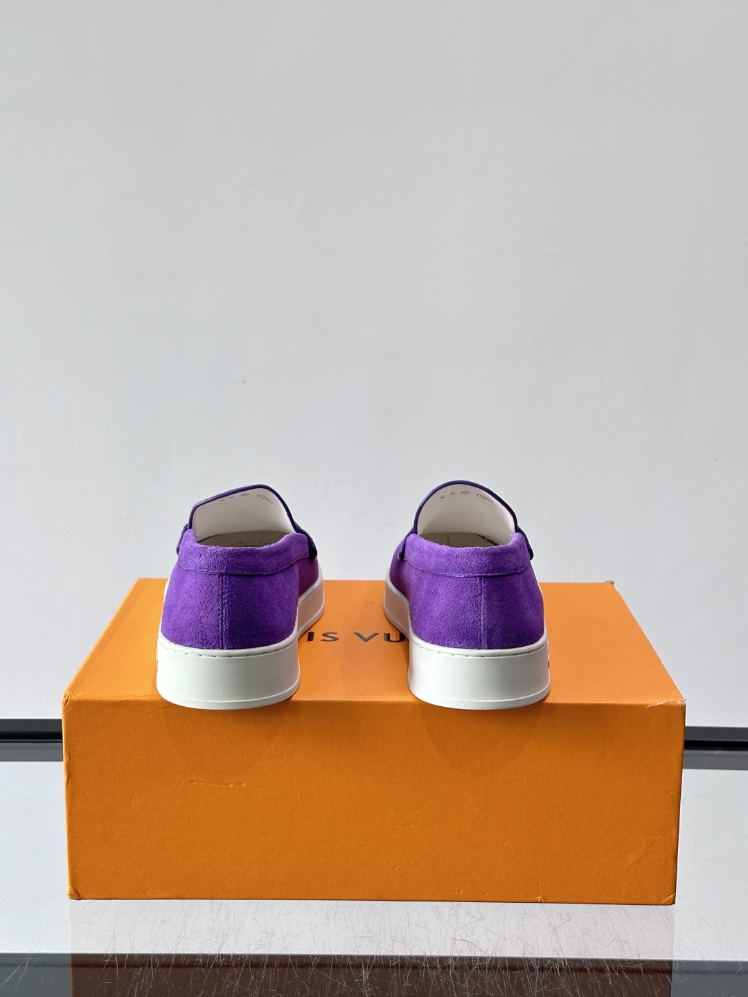 💙💜LV男士羊反绒乐福鞋，选用柔软羊反绒，多巴胺配色。搭配经典金属“LV”标志，简约又有辨识度✨。一脚蹬