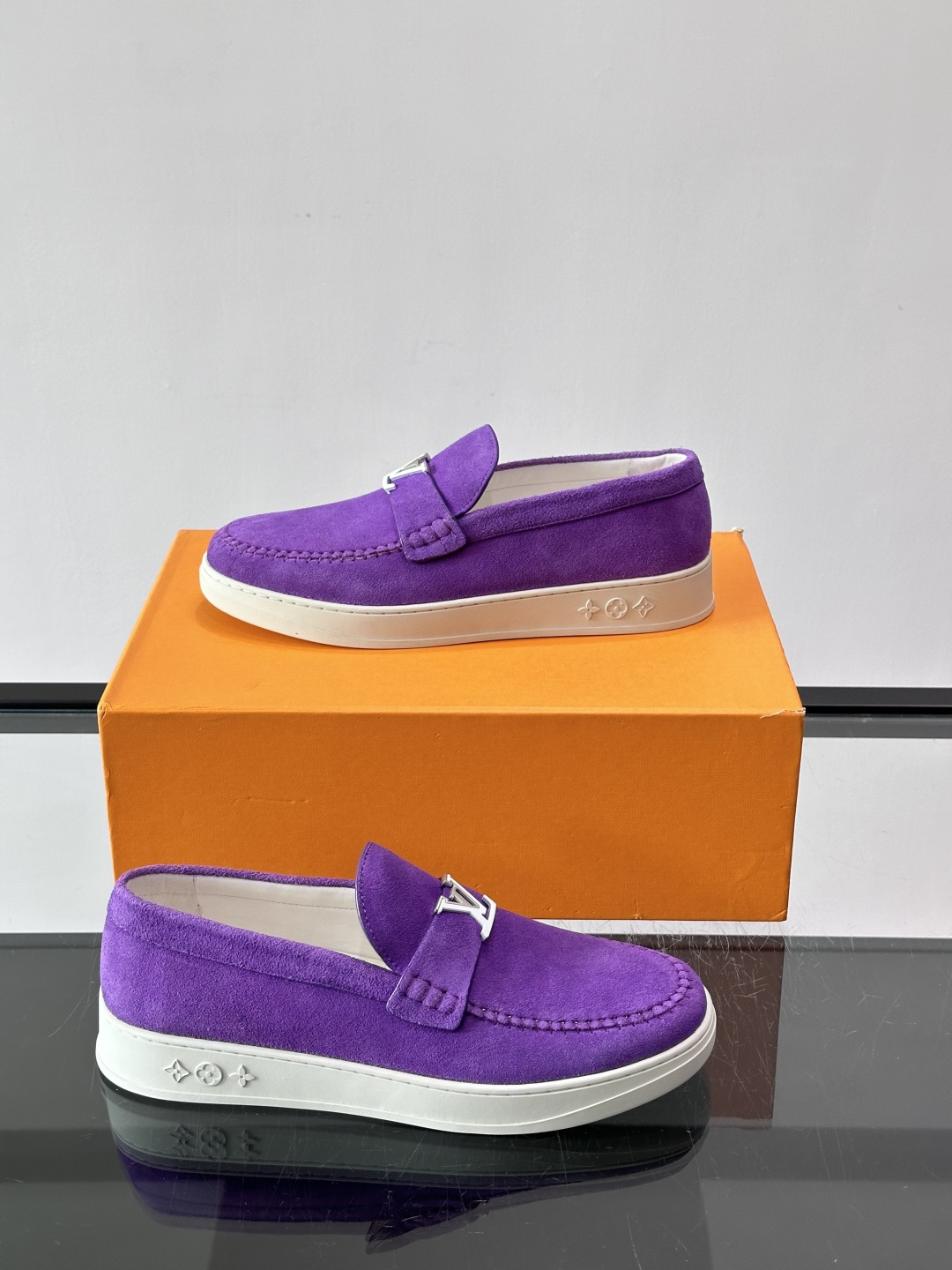 💙💜LV男士羊反绒乐福鞋，选用柔软羊反绒，多巴胺配色。搭配经典金属“LV”标志，简约又有辨识度✨。一脚蹬