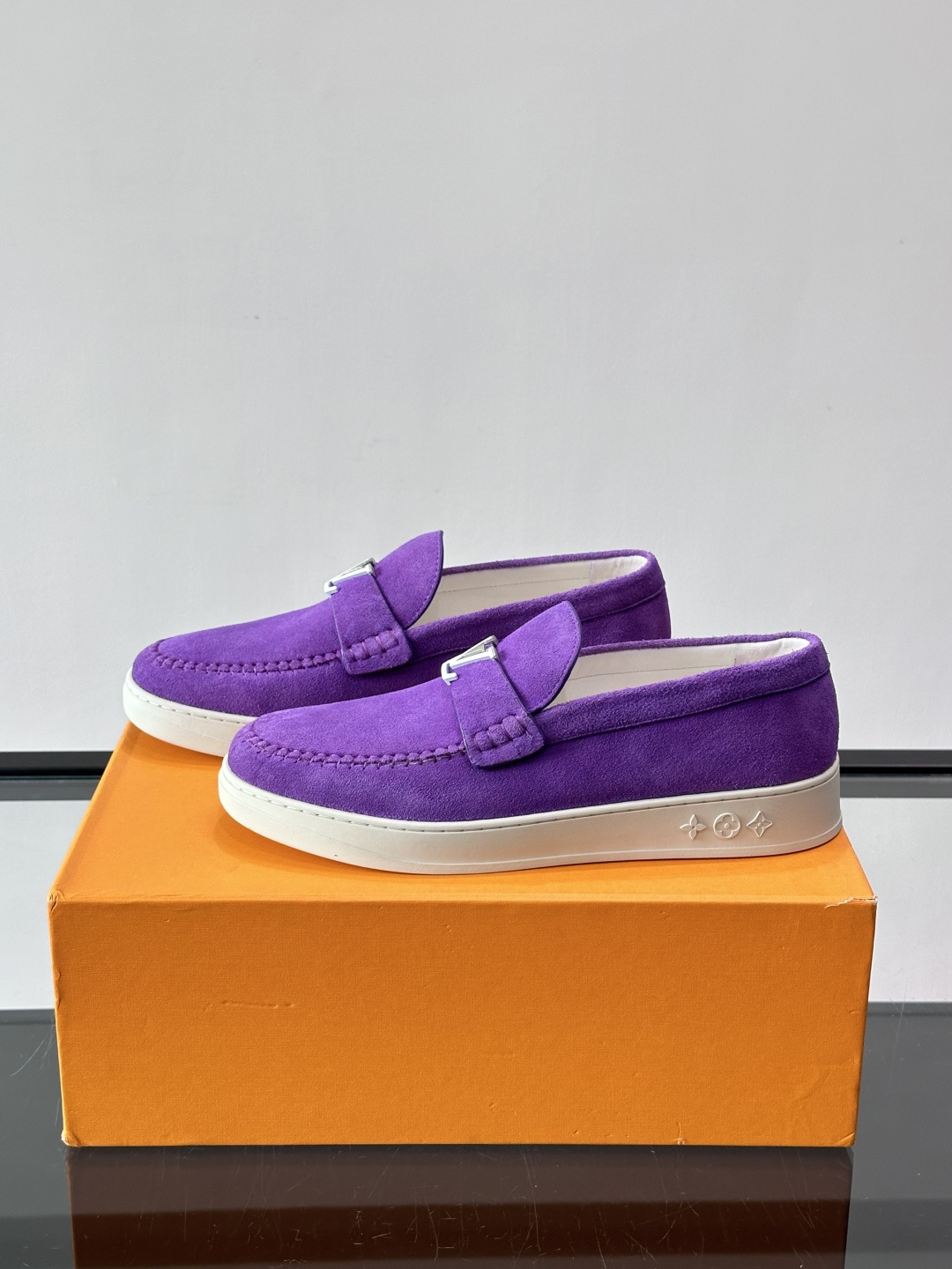 💙💜LV男士羊反绒乐福鞋，选用柔软羊反绒，多巴胺配色。搭配经典金属“LV”标志，简约又有辨识度✨。一脚蹬